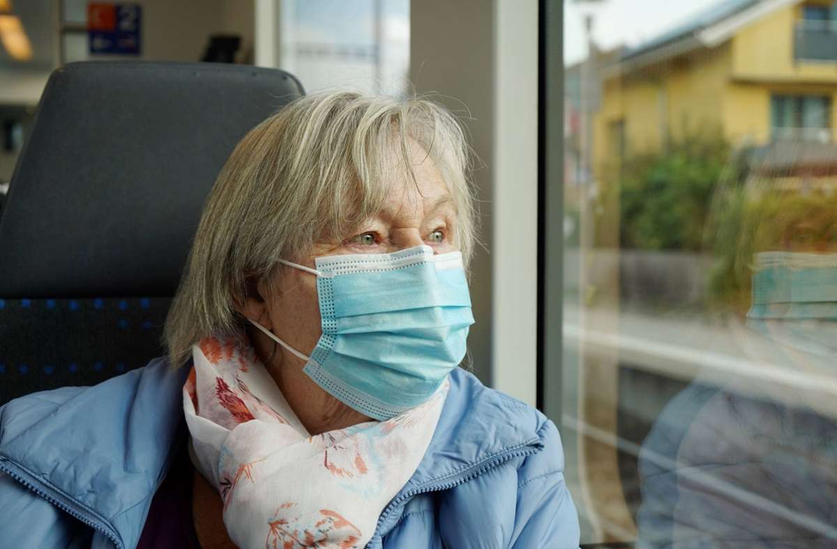 Ältere Menschen können sich vor Coronainfektion und schwerer Erkrankung schützen. Foto: imago / /Manuel Geisser