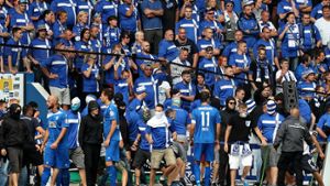 Fans des 1. FC Magdeburg stürmen beim Spiel im DFB-Pokal gegen Eintracht Frankfurt den Rasen. Foto: Bongarts