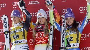 Lindsey Vonn (Mitte) freut sich über Platz eins, auf Rang zwei fuhr Maria Höfl-Riesch (links), gefolgt von Tina Maze. Foto: AP