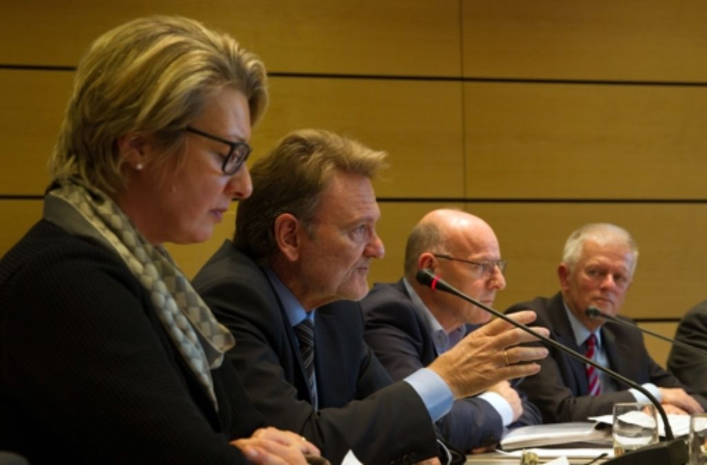 Bahn-Vorstand Volker Kefer (zweiter von links) kann die Inbetriebnahme Ende 2021 nicht garantieren Foto: Christian Hass