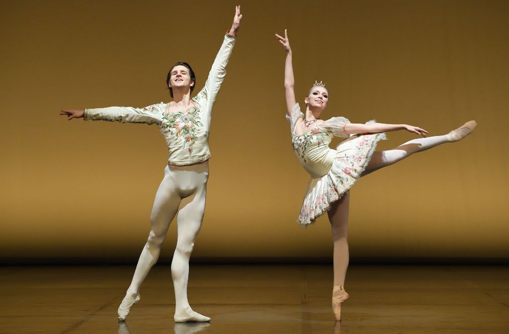Klassisch: David Moore und Veronika Verterich tanzen unter dem Licht eines prunkvollen Kronleuchters einen Pas de deux aus „Dornröschen“.