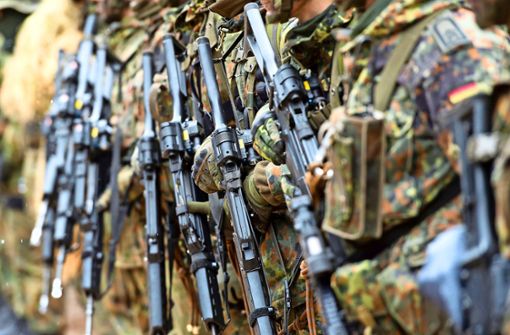 Die Bundeswehr ist ein wichtiger Kunde für Heckler & Koch.  Hier halten  Soldaten das Gewehr G36 in den Händen. Foto: dpa/Sven Hoppe