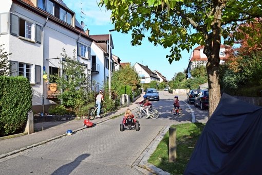 Die hintere Schwarzwaldstraße ist ein verkehrsberuhigter Bereich. Die Kinder spielen gern vor den Häusern. Doch das ist mitunter gefährlich, weil viele Autofahrer zu schnell sind. Foto: Alexandra Kratz