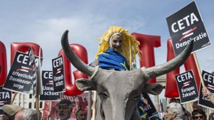Demonstranten stehen am 30. Juni in Berlin auf dem Pariser Platz und demonstrieren gegen das Freihandelsabkommen Ceta. Foto: dpa