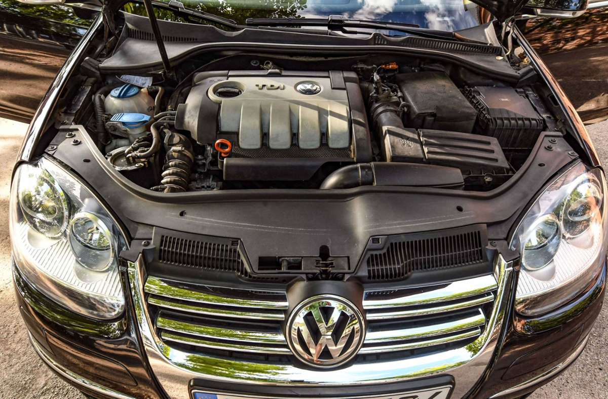 Blick ins Innere eines Verbrennermotors eines Volkswagen Golf TDI – Greenpeace will die Herstellung solcher Motoren per Gericht einschränken lassen. (Archivbild) Foto: IMAGO/Winfried Rothermel/IMAGO/R3169 Winfried Rothermel