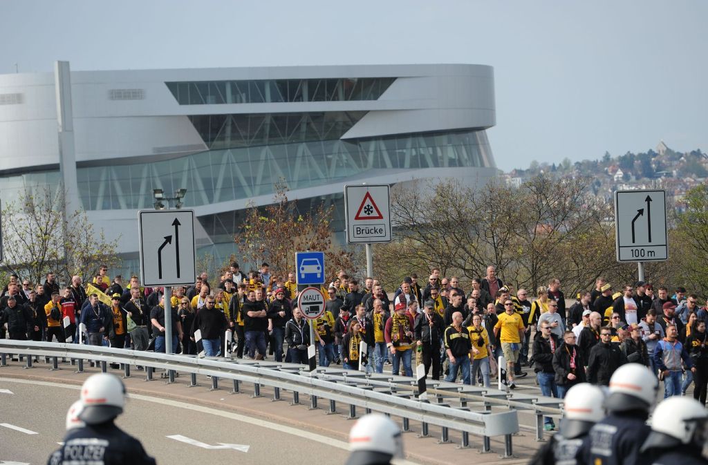 Zu einem Verkehrschaos ist es am Sonntagnachmittag gekommen, als die Fans von Dynamo Dresden ihren Marsch auf die B10 beziehungsweise die B14 verlegten.