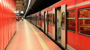 Am kommenden (25./26.10) und dem darauffolgenden Wochenende (1./2.11.) müssen Reisende am Hauptbahnhof Stuttgart mit eingeschränktem S-Bahn-Verkehr rechnen. Die Bahnen können den Halt tief nur auf einem Gleis anfahren. (Symbolfoto) Foto: www.7aktuell.de |