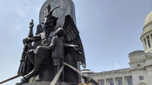 Satanisten stellen Satan-Statue vor US-Parlament auf