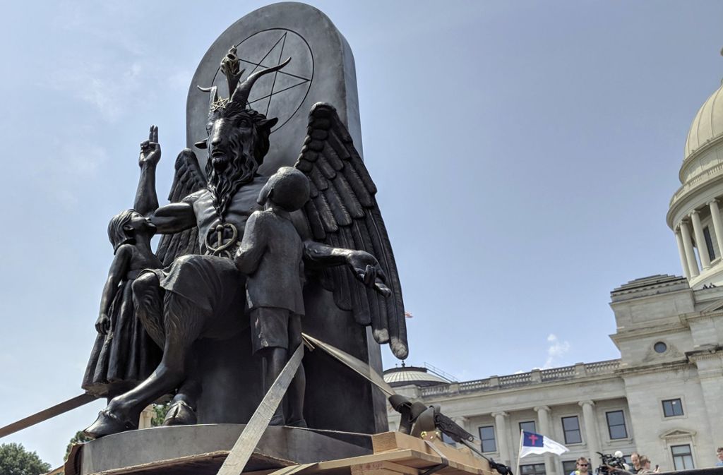 Die geflügelte Satans-Skulptur vor dem Parlament von Little Rock im US-Bundesstaat Arkansas wird von einem kleinen Jungen aus Bronze flankiert. Foto: AP