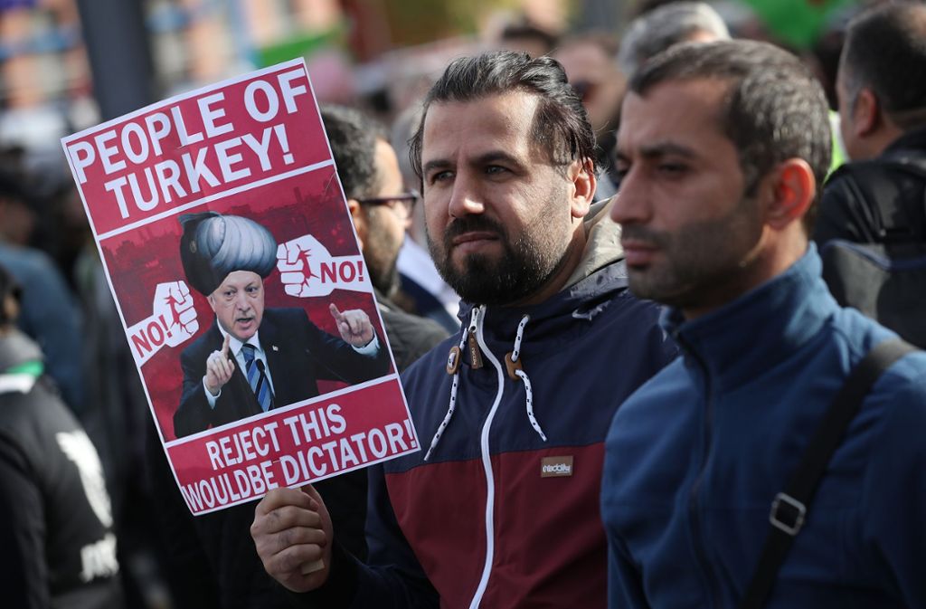 Während eines Protests in Berlin drücken Kurden und in linke Gruppierungen ihren Unmut über den Staatsbesuch von Erdogan anhand von kritischen Plakaten aus. Foto: Getty Images Europe