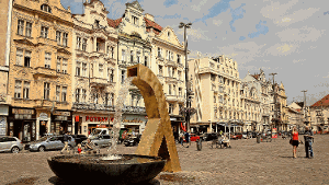 Der Brunnen am Platz der Republik in Pilsen erinnert an einen Buchstaben.  Foto: Lerchenmüller