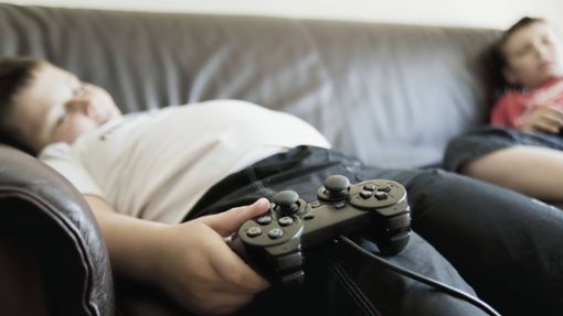 Konzentrationsverlust, Burnout, Stress: Das Europaparlament warnt vor den Folgen von Videospielen und sozialen Netzwerken. Foto: imago images/ingimage/ via www.imago-images.de