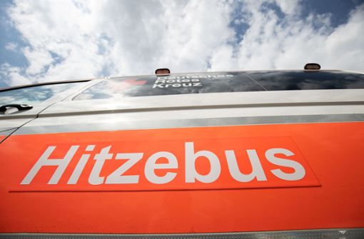 Der Hitzebus ist in Stuttgart inzwischen dauerhaft unterwegs. Ehrenamtliche verteilen  an heißen Tagen Trinkwasser und Sonnencreme an Bedürftige. Foto: Lichtgut/Leif Piechowski