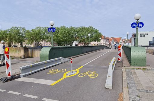 Eigentlich klar getrennt: Die Wilhelmsbrücke teilt Radfahrer und Fußgänger. Foto: seb/Sebastian Steegmüller