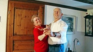 25 Mal haben Carola und Wolfgang Müller die Prüfung zum Deutschen Tanzsport-Abzeichen abgelegt – und auch bei den Prüfungen des Lebens nie die Haltung verloren. Foto: Eveline Blohmer