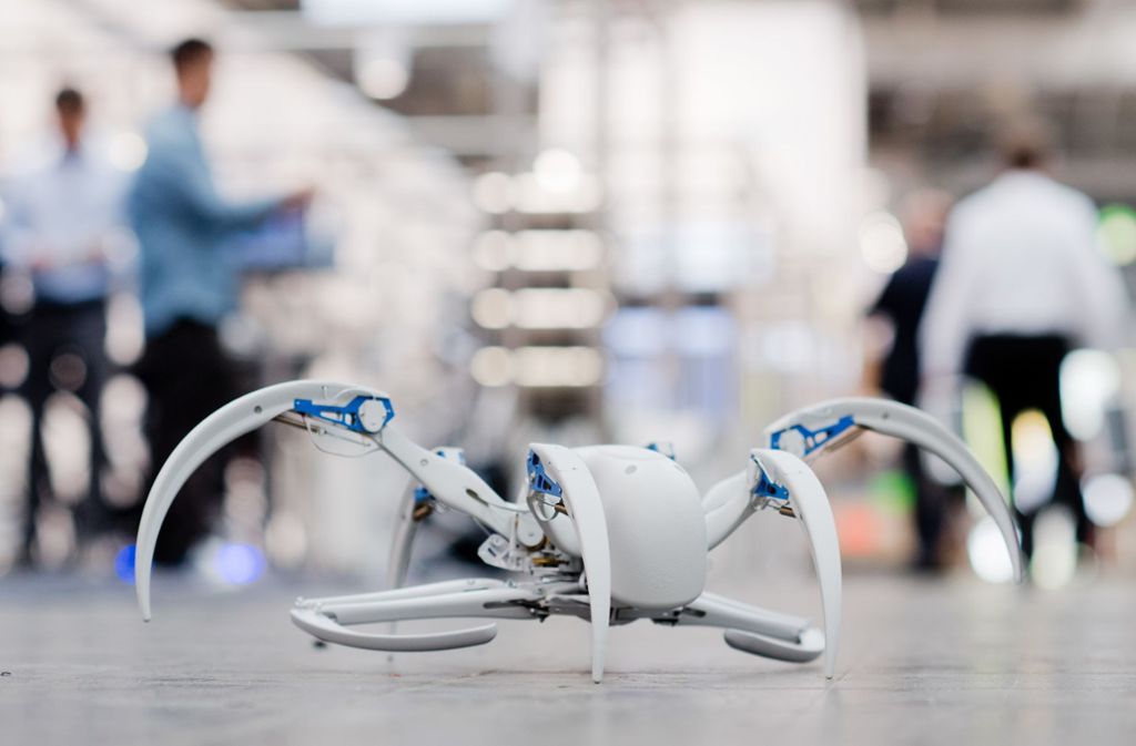 Viele Ideen für  Innovationen  holt sich  Festo  aus der Natur. Das Bild  zeigt den   Roboternachbau einer marokkanischen Radlerspinne. Foto: dpa  / /Julian Stratenschulte