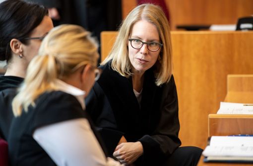 Oberstaatsanwältin Anne Brorhilker (rechts) sitzt vor dem Bonner Landgericht auf dem Platz des Anklägers. Foto: dpa