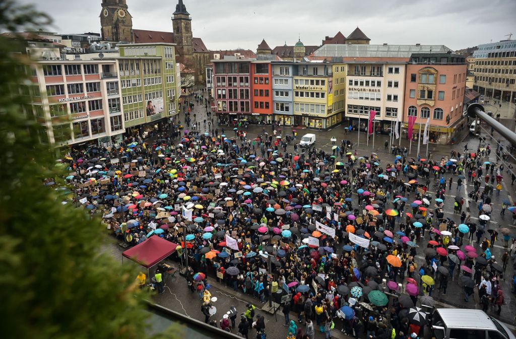 Der Regen hat die Schüler nicht gestört, die am Freitag zur Fridays for Future Demo in die Stuttgarter Innenstadt kamen.