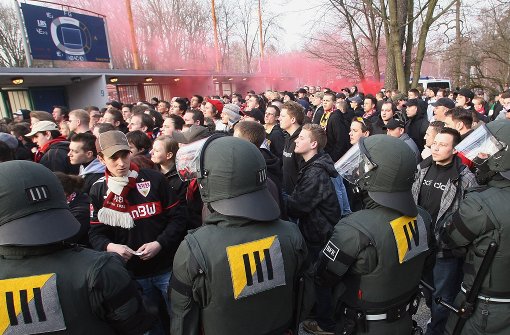 Für die VfB-Fans gilt es bei der Anreise nach Karlsruhe einiges zu beachten. Foto: Pressefoto Baumann
