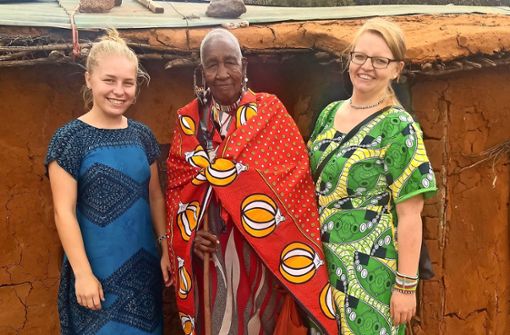 Traditionelle Häuser, traditionelle Trachten. Hannah Melcher (links) lernt in ihrem Jahr in Afrika viel über das Leben der Massai. Foto: privat