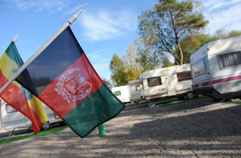 Eine afghanische Flagge weht in der Gemeinde Höhenkirchen-Siegertsbrunn. Hier werden schon seit Jahren Flüchtlinge untergebracht. Das Foto zeigt die provisorische Unterkunft im Jahr 2014. Foto: dpa