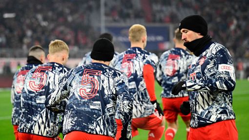 Die Bayern-Profis wärmten sich mit der legendären Nummer 5 auf. Foto: AFP/TOBIAS SCHWARZ