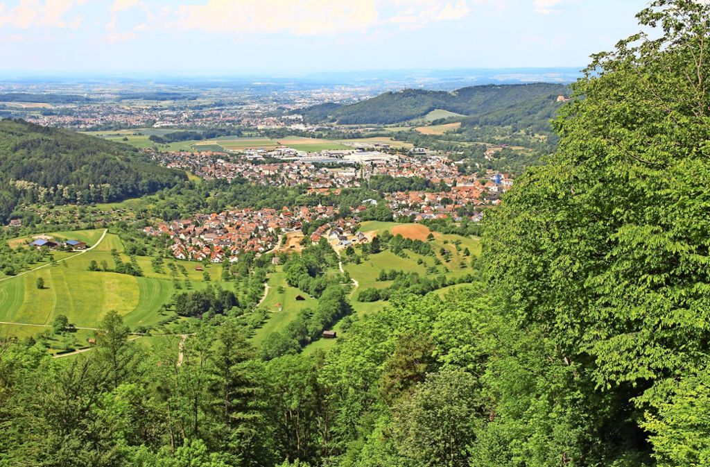 Gleich zu Beginn der Messelberg-Tour bietet sich vom Rötelstein aus ein toller Blick ins Lautertal – und ganz weit in die  Region Stuttgart   hinaus. Foto: Landratsamt Göppingen