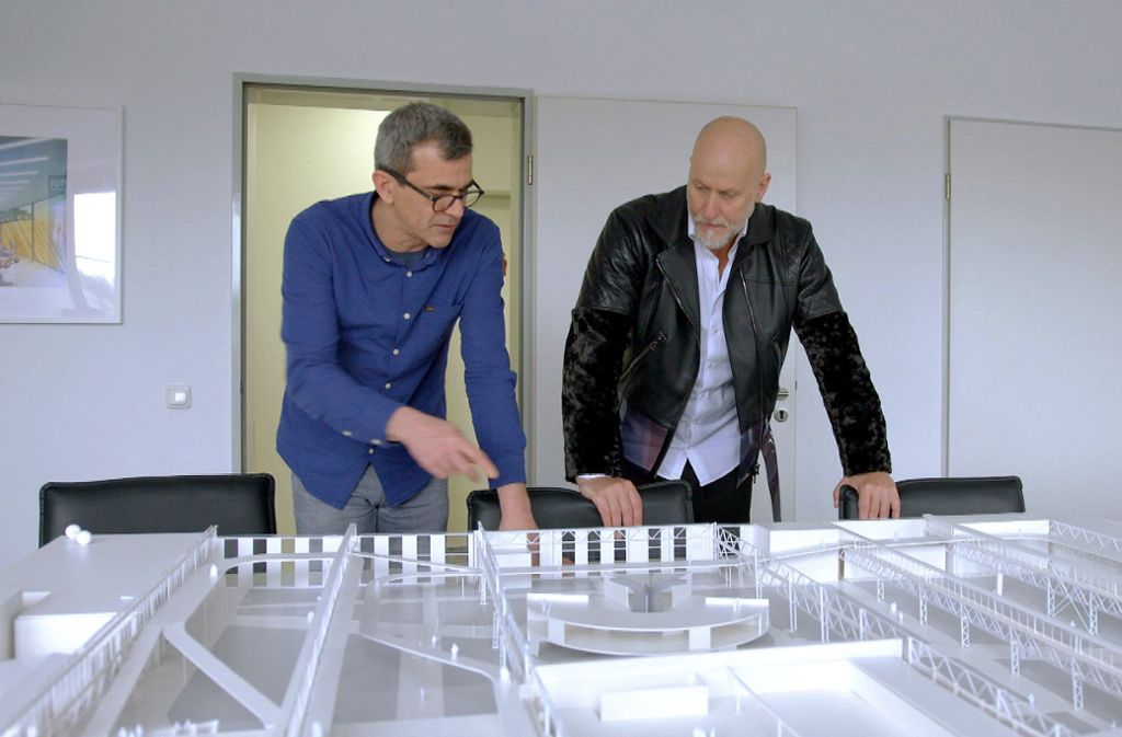 Rainer Schaller betrachtet das Modell des weltgrößten Fitnessstudios, das er in Oberhausen errichten will.