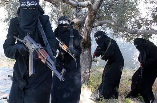 Der Screenshot eines Propaganda-Videos der IS-Miliz zeigt voll verschleierte Frauen mit Gewehren. Foto: dpa