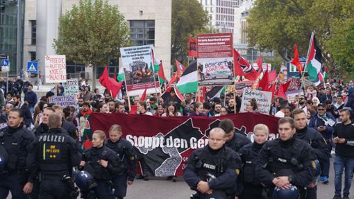 Allein gelassen: Polizei und Ordnungsamt werden bei pro-palästinensischen Versammlungen in Stuttgart ohne Dolmetscher eingesetzt. Foto: Andreas Rosar/Fotoagentur-Stuttgart