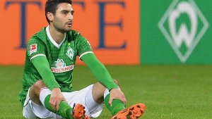Werders Mehmet Ekici sitzt nach der 2:3-Niederlage auf dem Rasen. Foto: dpa