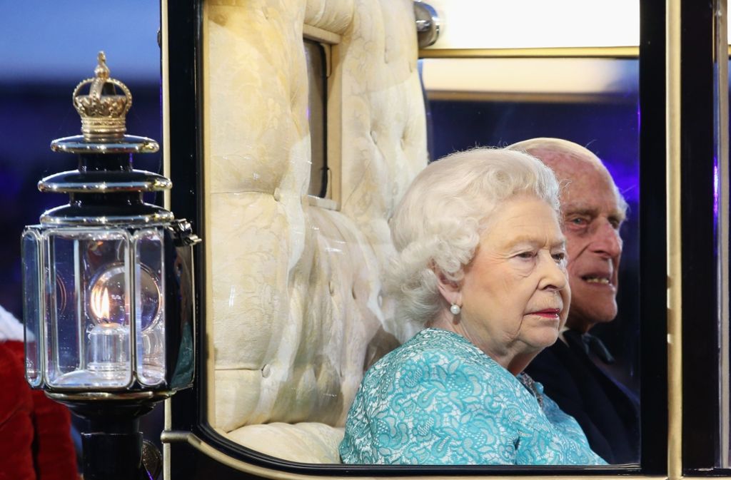 Die Queen erreicht mit ihrem Gemahl die Feierlichkeiten in einer Kutsche.