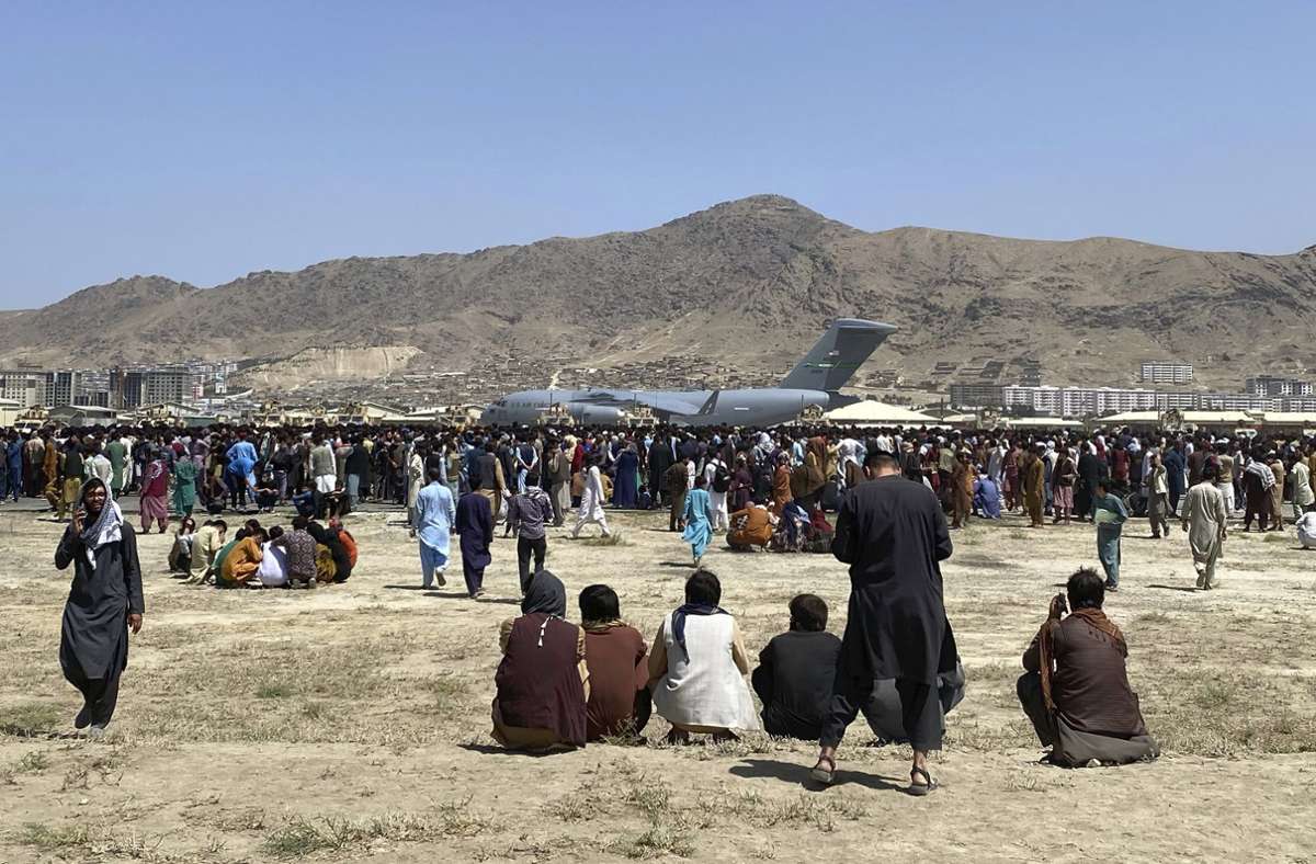 Nach der Machtübernahme der radikalislamischen Taliban im August spielten sich am Flughafen von Kabul  chaotische Szenen ab. Foto: dpa/Shekib Rahmani