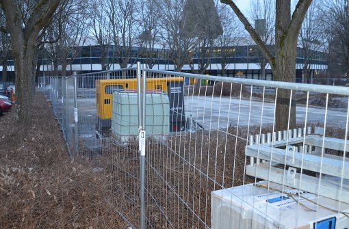 Im März 2016 war beim Geschwister-Scholl-Gymnasium noch nichts als Baustelle – nun sind die Menschen schon in die beiden Containerbauten eingezogen. Foto: Sandra Hintermayr