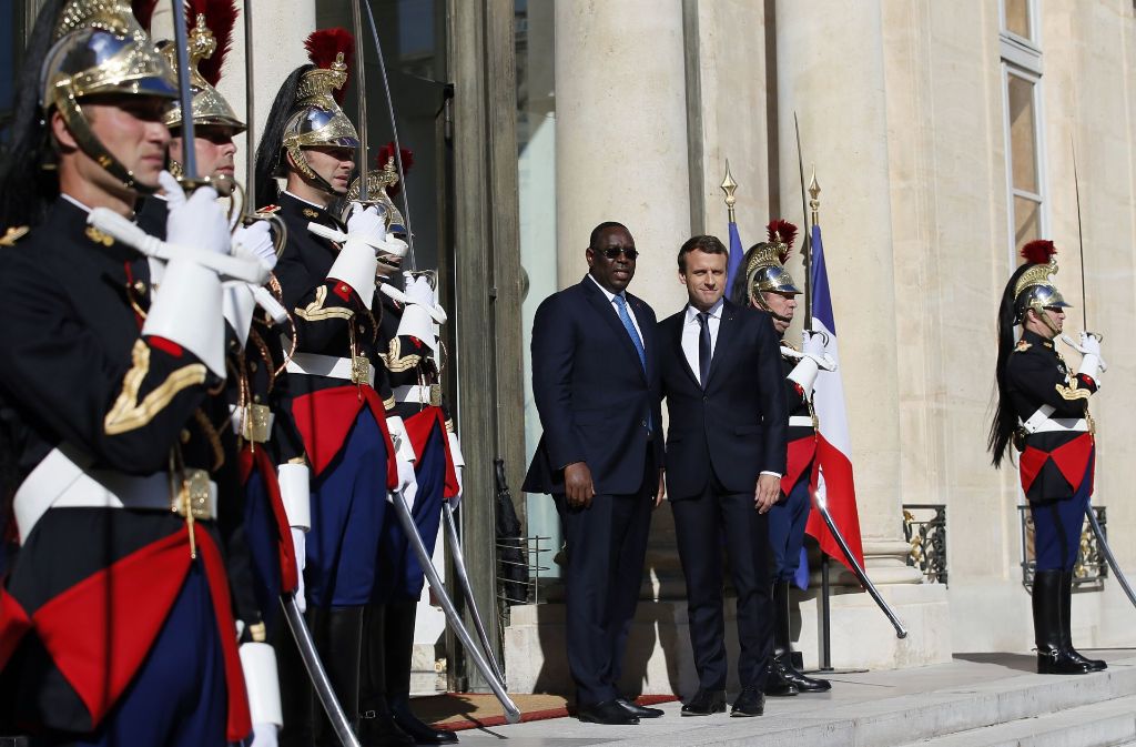 Der französische Präsident, Emmanuel Macron, hier vor dem Elysee-Palast in Paris mit dem Präsidenten aus dem Senegal, Macky Sall, kann sich über eine Mehrheit seiner Partei freuen. Foto: AP