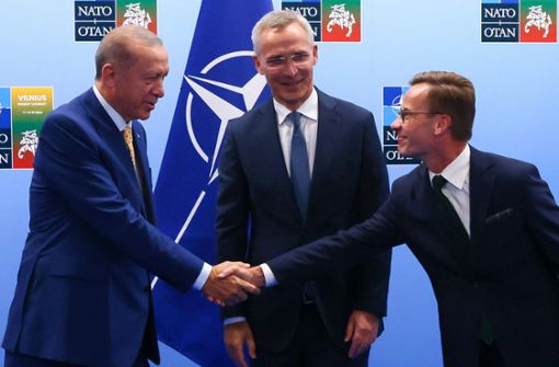 Schweden darf offenbar in die Nato: Die Vermittlungsgespräche zwischen Tayyip Erdogan (von links), dem Nato-Generalsekretär Jens Stoltenberg und dem schwedischen Premierminister Ulf Kristersson waren erfolgreich. Foto: AFP/YVES HERMAN