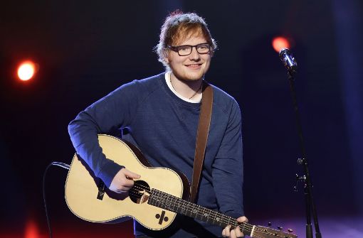Mit der Gitarre dürfte es in nächster Zeit schwer werden für Ed Sheeran. Der Sänger hatte einen Fahrrad-Unfall. (Archivfoto) Foto: AP