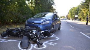 Ein 57-jähriger Harley-Fahrer rutscht nach einer Kollision in den Gegenverkehr und wird schwer verletzt. Foto: Andreas Rosar Fotoagentur-Stuttgart