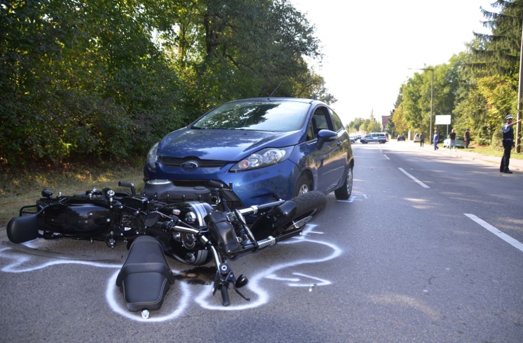 Ein 57-jähriger Harley-Fahrer rutscht nach einer Kollision in den Gegenverkehr und wird schwer verletzt.