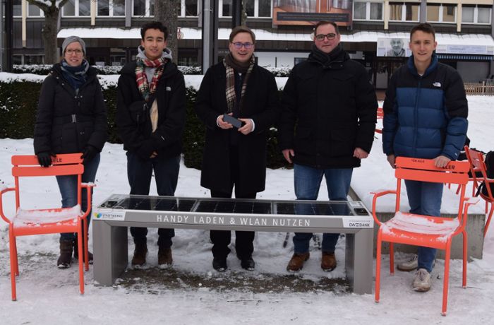 Marktplatz in Vaihingen: Solarbank bietet W-Lan und Strom fürs Handy