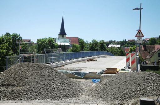 Die alte Neckarbrücke soll Ende September wieder freigegeben werden. Foto: Ralf Poller/Avant/i