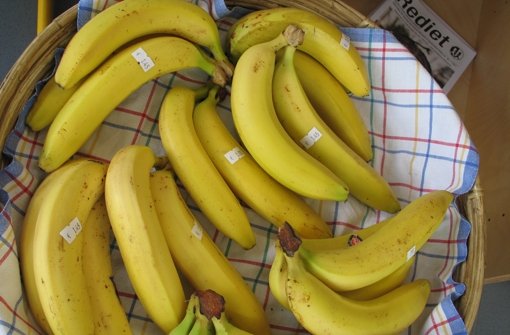 Der Bananentruck macht Halt in Degerloch, um dort fair gehandelte Bananen zu verkaufen. Foto: Gabriele Lindenberg