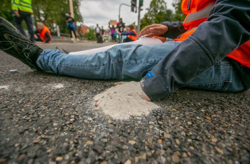 Klimaaktivisten der „Letzten Generation“ haben sich am Montag auf einer Hauptverkehrsstraße in Esslingen festgeklebt. Foto: Roberto Bulgrin