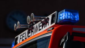 Feuerwehr rettet acht Personen – Brandstiftung vermutet