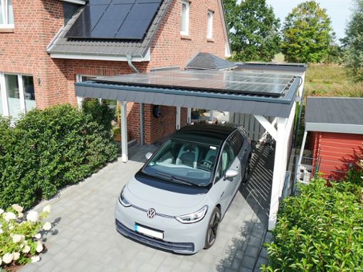 Ein Elektroauto vor dem Haus, eine Wärmepumpe dahinter und Solarzellen auf dem Dach - so können Verbraucher und Verbraucherinnen deutlich CO2 sparen. Foto: Eon