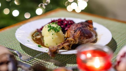 Wer an Weihnachten nicht selbst kochen will, ist im Restaurant gut bedient. Foto: dpa/Jan Woitas