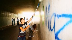 Teenager überpinseln obszöne Graffiti