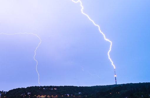 Ein Schauspiel, das häufig vorkommt, aber eher selten fotografisch so eingefangen wird: Blitze, die im Stuttgarter Fernsehturm einschlagen. Foto: 7aktuell.de/Gerlach