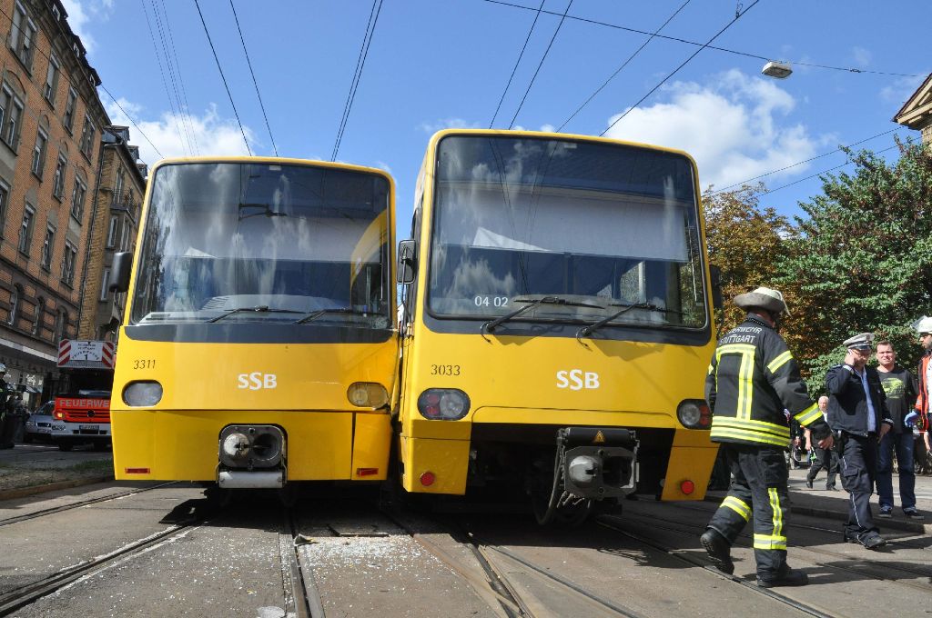 Nach Unfall in StuttgartOst Stadtbahn bleibt auf dem Weg