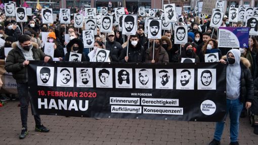 Gedenkveranstaltung auf dem Hanauer Marktplatz im Februar 2022. Foto: Boris Roessler/dpa